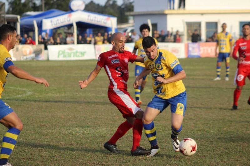 Rui Barbosa e Cocal do Sul duelam pela liderança do Regional da Larm