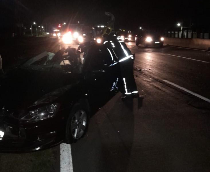 Colisão entre carro e caminhão deixa motorista em estado grave em Laguna