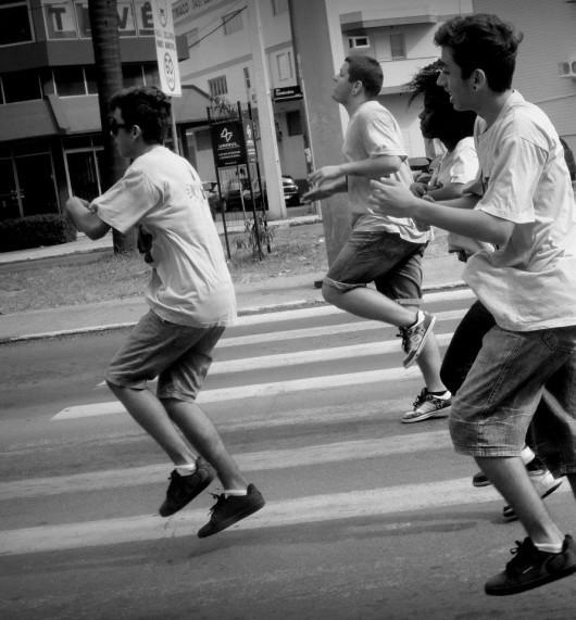 Grupo de dança da Multiplicando Talentos promove pedágio, em Criciúma