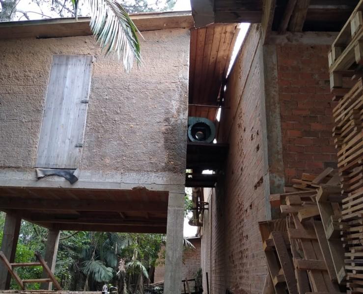 Depósito de cepilho pega fogo em Criciúma