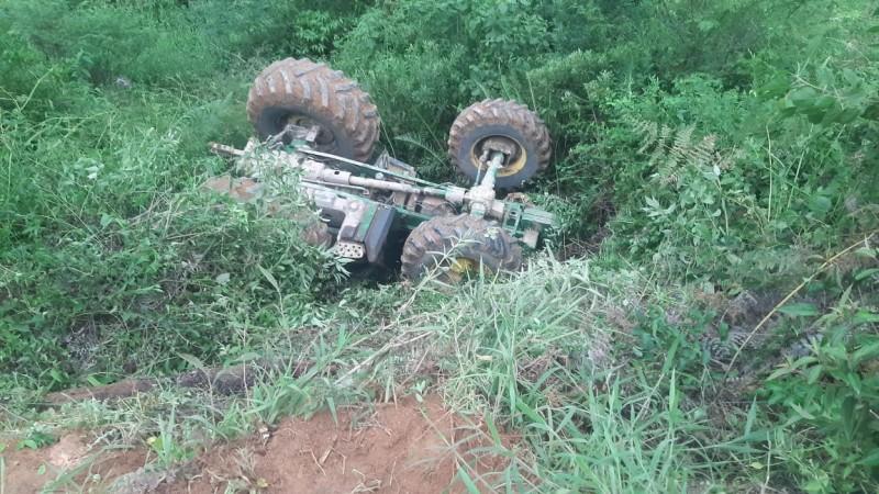 Homem morre após trator capotar em Tubarão