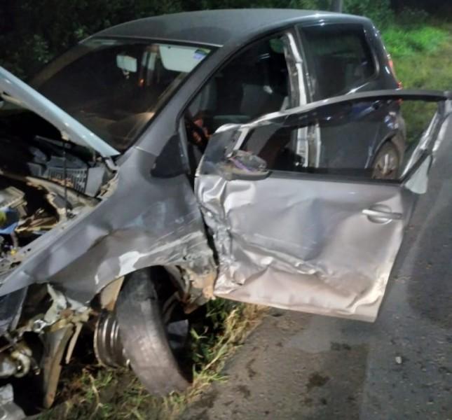 Colisão contra caminhão deixa jovem presa a ferragens em Araranguá