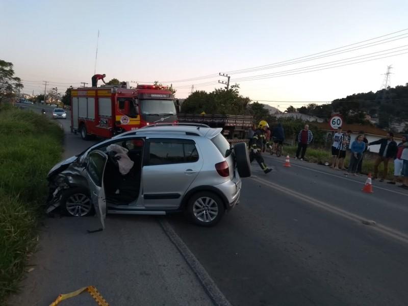 Colisão frontal deixa mulher ferida na SC-370 em Tubarão