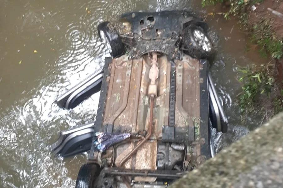 Idosa cai com carro em riacho após saída de pista em Forquilhinha
