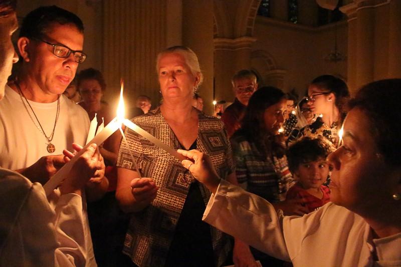 Católicos celebram a Páscoa do Senhor na Catedral São José