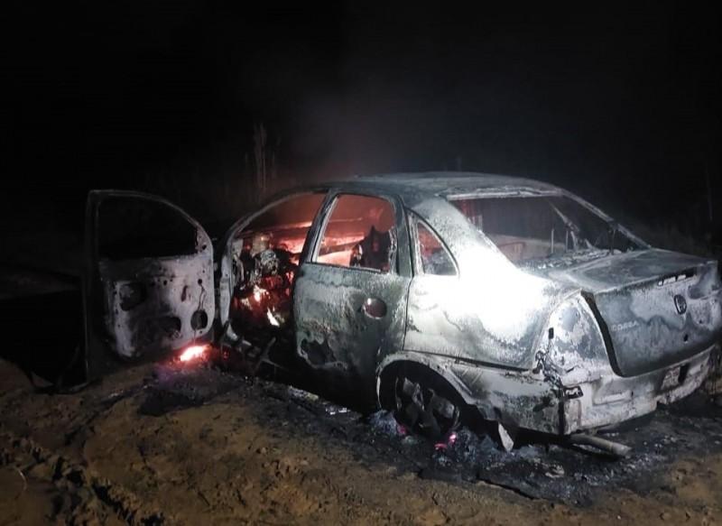 Criciúma: carro é destruído por incêndio à beira de rodovia