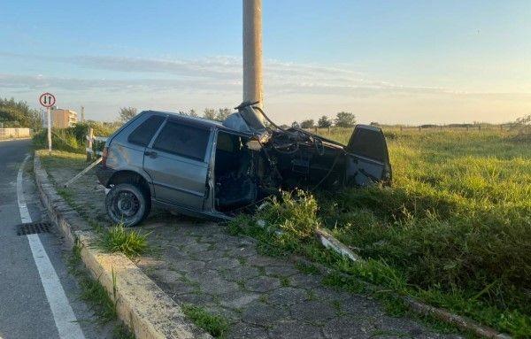 Motorista de Criciúma colide contra poste e abandona veículo em Laguna 