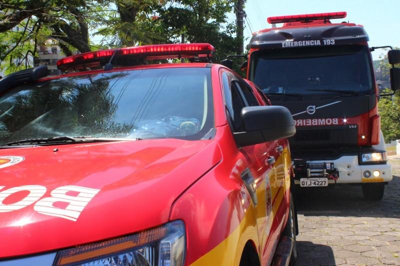 Galpão utilizado como depósito de lenha pega fogo em Urussanga