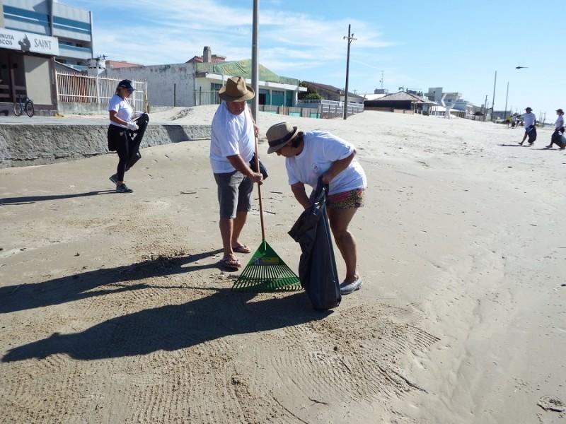 Cuidando do meio ambiente: Mutirão retira lixo e entulhos da beira da praia