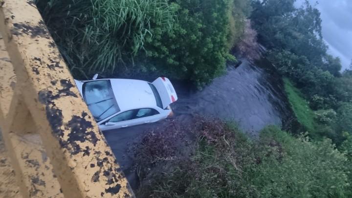 Policiais resgatam crianças de veículo submerso
