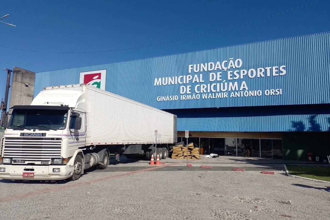 Ginásio onde acontecerá amistoso internacional de vôlei recebe equipamentos