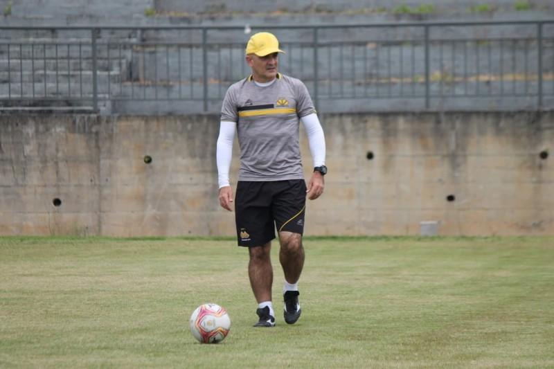 Itamar Schülle ensaia mudança de esquema tático para enfrentar o Ituano