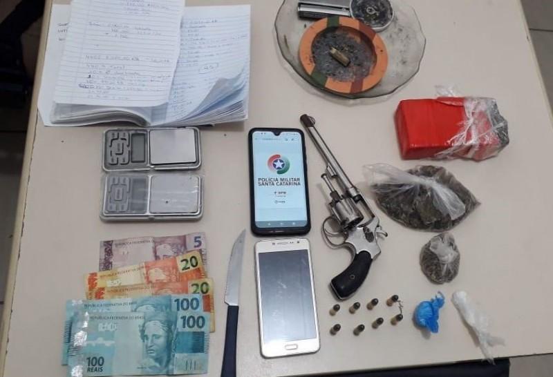 Arma, drogas, munições e dinheiro apreendidos pela PM em Criciúma; uma mulher foi presa
