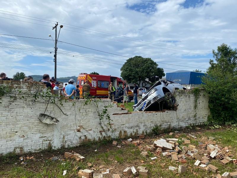 Motorista colide contra muro e fica gravemente ferido em Jacinto Machado