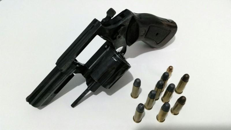 Com arma e munições, dois são presos