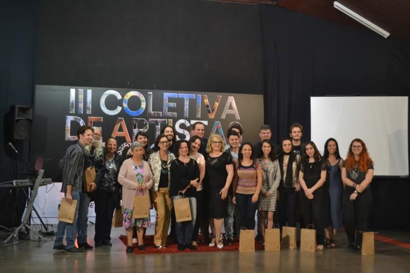Noite de diálogos e autógrafos no lançamento do catálogo da 3ª Coletiva de Artistas do Sul