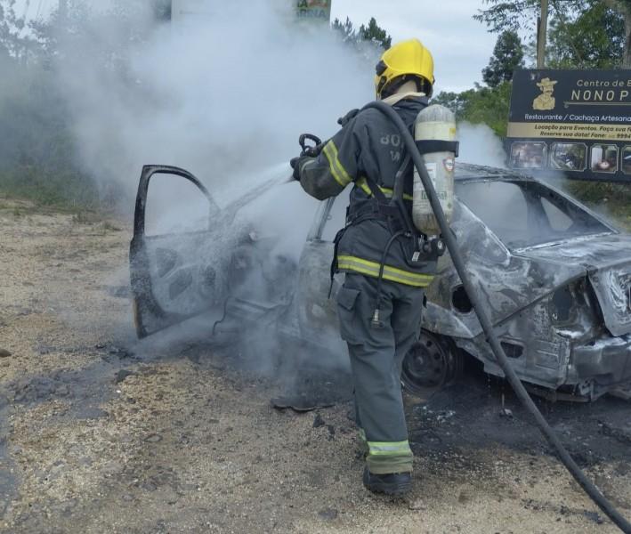 Carro é destruído por incêndio em Timbé do Sul