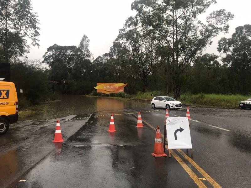 Rodovia Jorge Lacerda é interditada após acúmulo de água na pista chegar a um metro