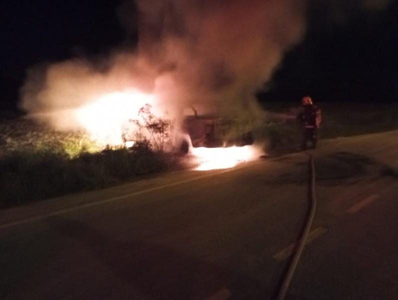 Caminhonete é destruída por incêndio após motorista passar mal e colidir contra poste em Turvo