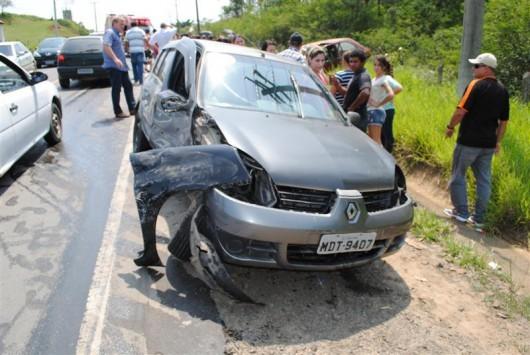 Carros colidem em Içara e motorista é encaminhada ao hospital 