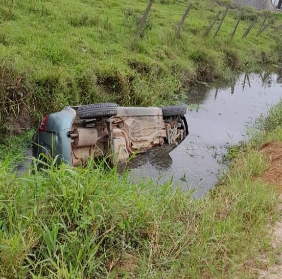 Morro da Fumaça: após acidente, motorista é retirado de carro parcialmente submerso em córrego