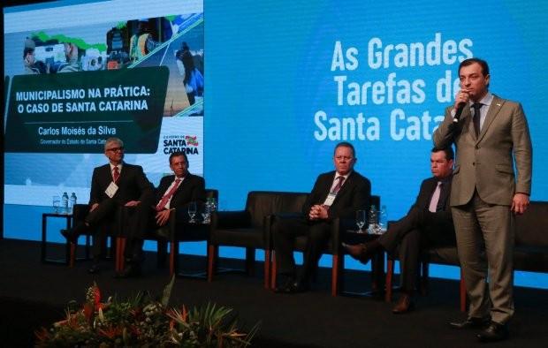 Carlos Moisés destaca gestão técnica e municipalista no 17º Congresso de Prefeitos