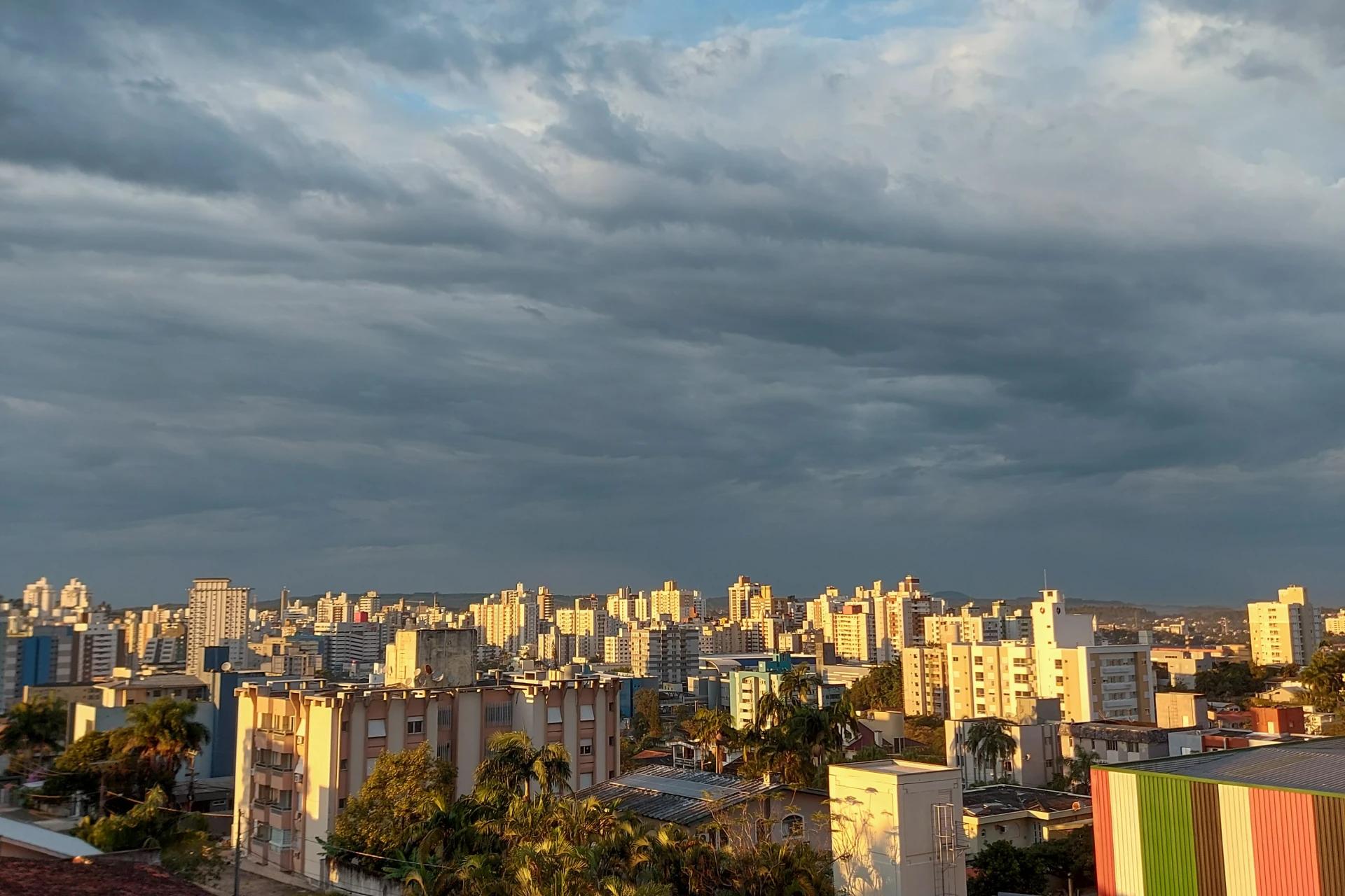 Primeira semana de junho será marcada por nuvens e chuvas leves: confira a previsão do tempo