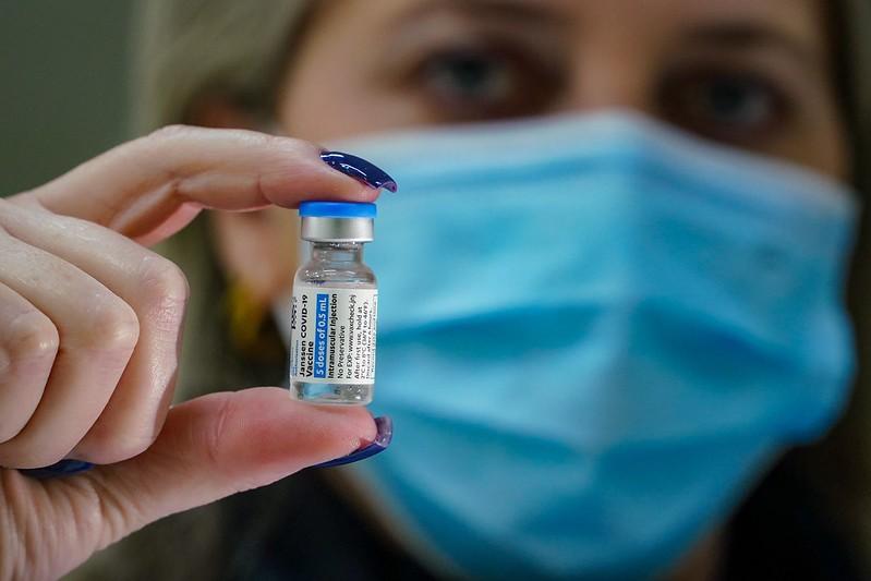 Santa Catarina antecipa calendário e catarinenses com mais de 18 anos devem ser vacinados até agosto