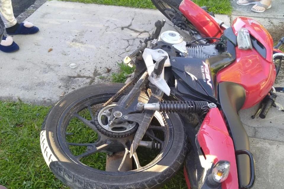 Jovem morre após colisão entre carro e moto em Criciúma