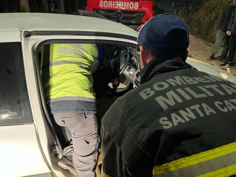 Motorista fica gravemente ferido após colisão contra poste em Garopaba