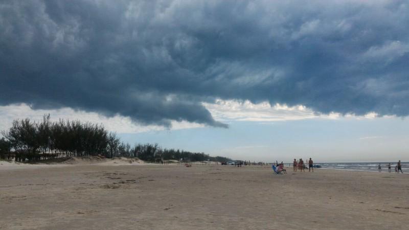 Chegada de frente fria causa temporal no Sul de SC