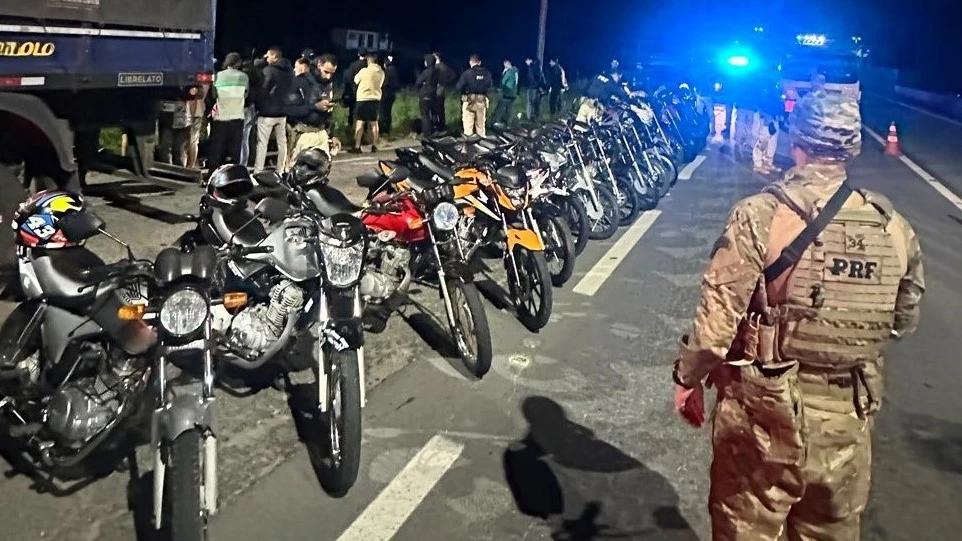 PRF intercepta motociclistas que faziam rachas na BR-101; veja vídeos