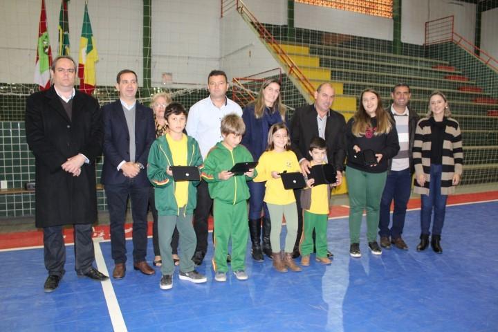 Prefeitura de Maracajá entrega 700 tablets para alunos e professores