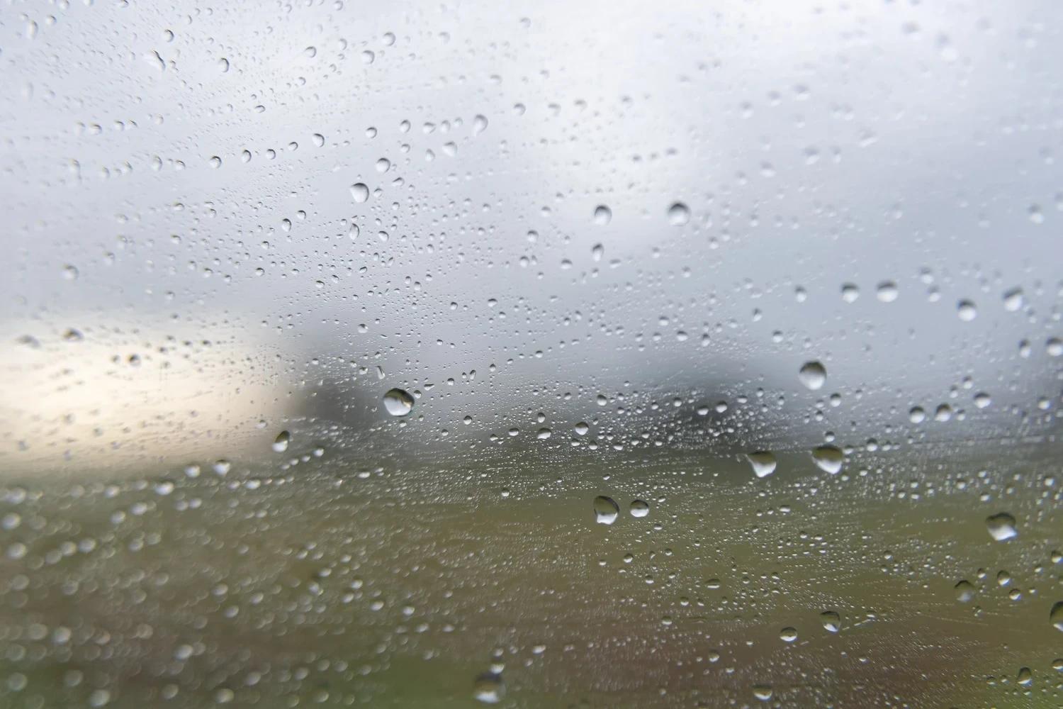 Semana começa com tempo nublado e chuva leve; confira a previsão do tempo