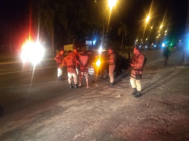 Ladrão rouba carro e obriga vítima a dirigir durante fuga em Criciúma 