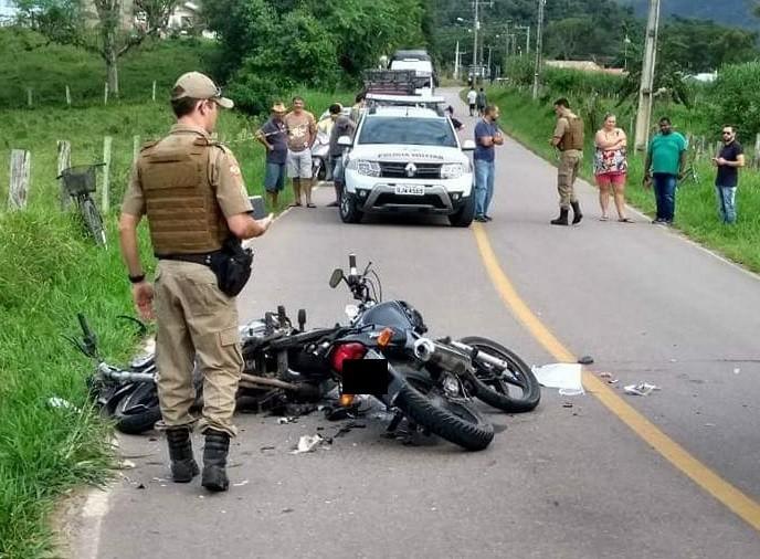 Colisão frontal entre motos deixa duas pessoas feridas