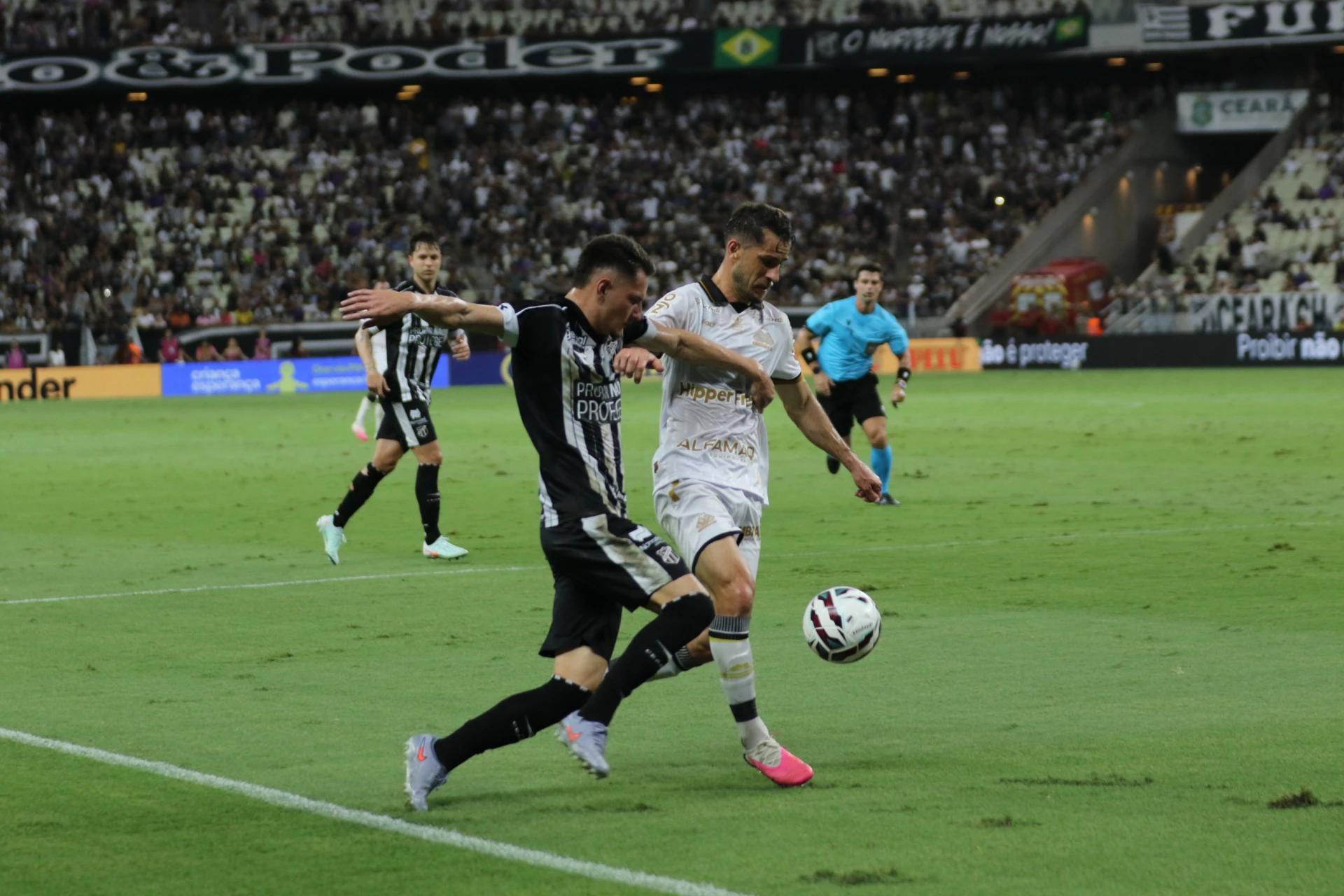 Ceará surpreende no fim, vence o Criciúma e freia reação carvoeira
