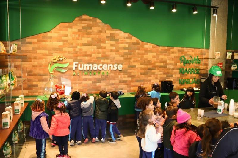 Quase 600 alunos de Morro da Fumaça aprendem no museu da Fumacense Alimentos