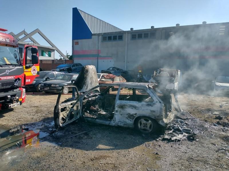 Veículo é consumido por incêndio em pátio de empresa de guinchos