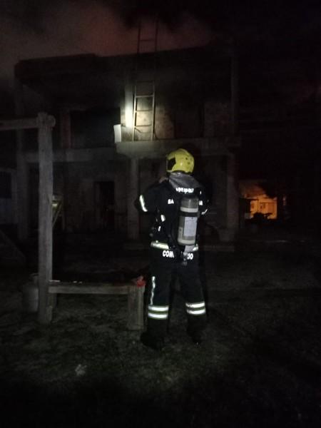 Bombeiros combatem incêndio em residência na cidade de Jaguaruna