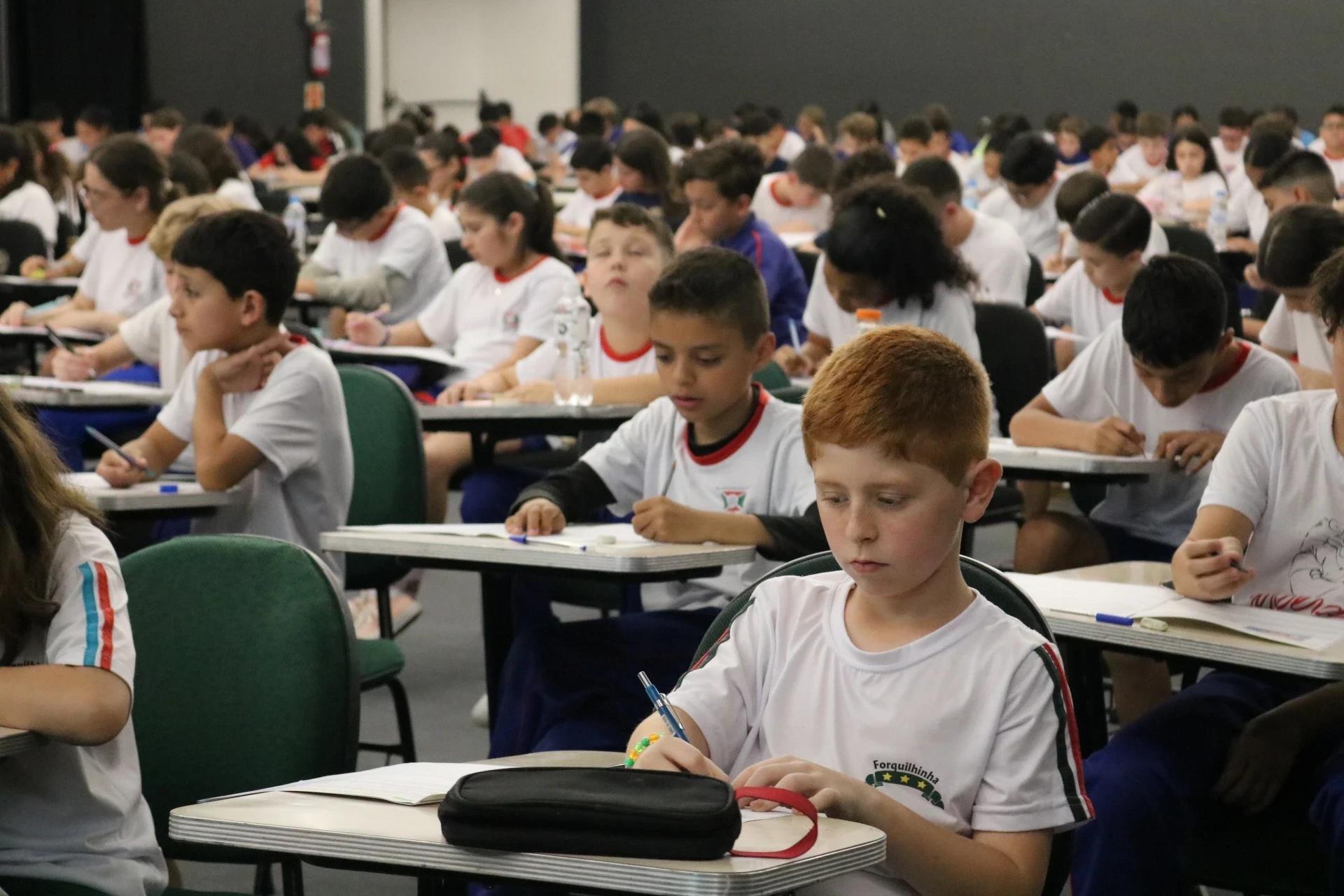 Mais de mil estudantes participam da última etapa do Prêmio Acic de Matemática em Criciúma