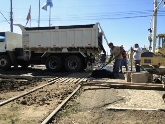 Terminam hoje os serviços na malha ferroviária da rua Marcos Rovaris, em Içara