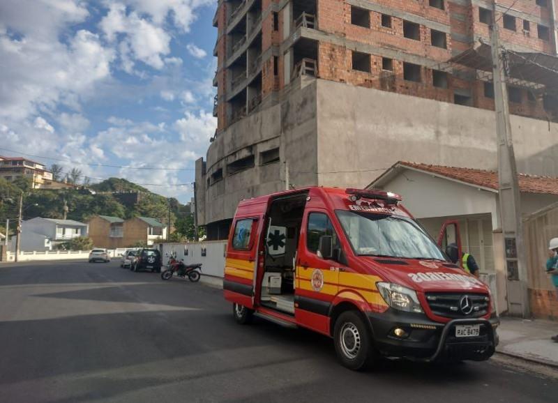 Homem morre ao cair de prédio em obras, em Laguna