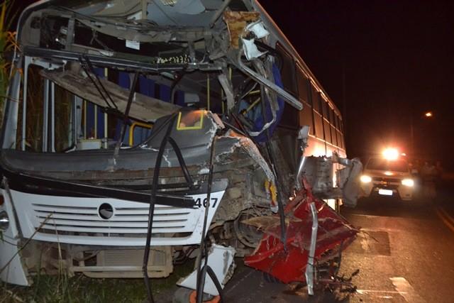 Motorista de ônibus morre após colisão em caminhão