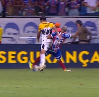 Copa do Brasil: VAR analisou possível pênalti em Eder: ‘ele tira a bola com o calcanhar e depois tem um contato'