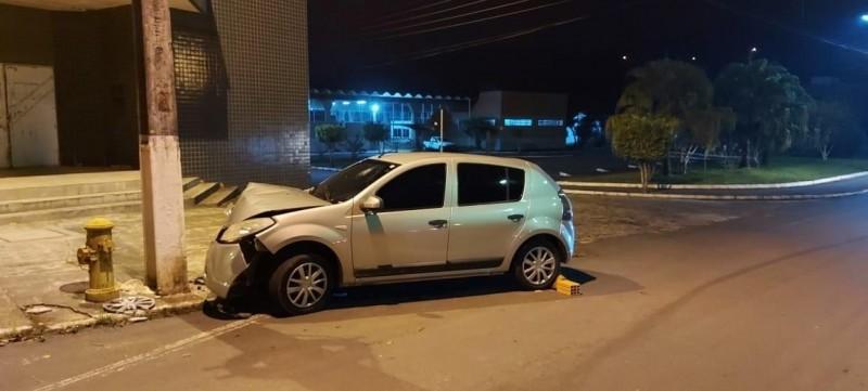 Motorista fica gravemente ferida após colidir veículo contra poste em Orleans 