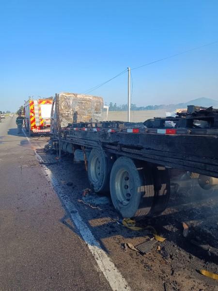Caminhão carregado com bombonas plásticas é destruído por incêndio na BR-101 