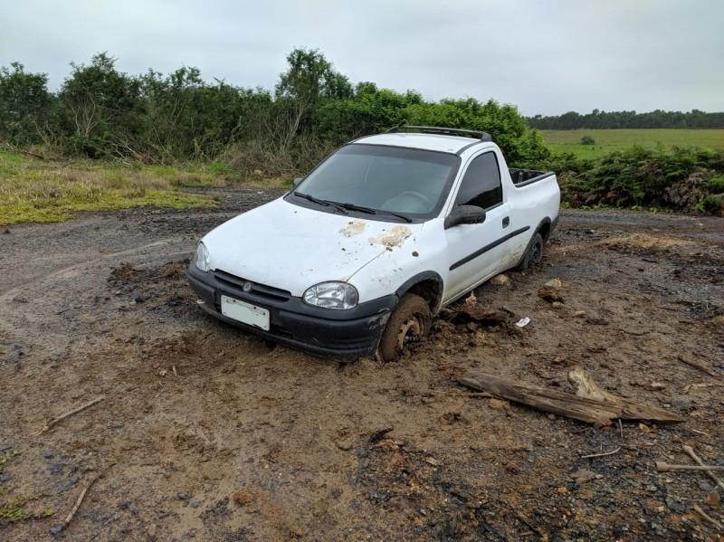 Dupla é presa tentando desatolar carro com registro de furto