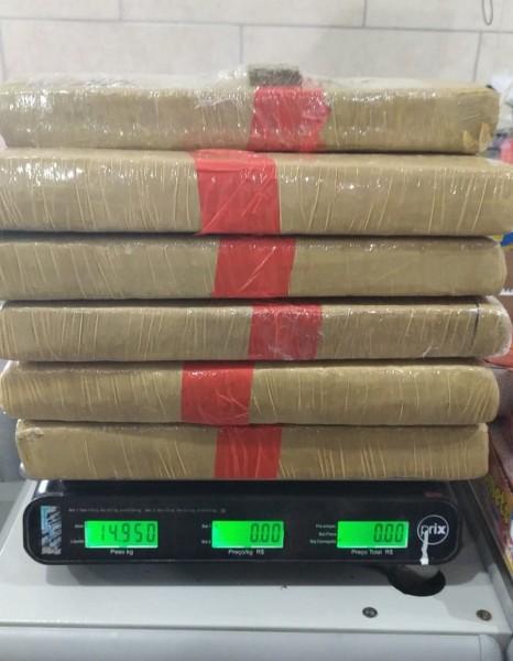 Dois são presos durante apreensão de 15 quilos de maconha