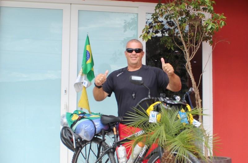 Ciclista carioca chega a Criciúma após percorrer cidades de bicicleta